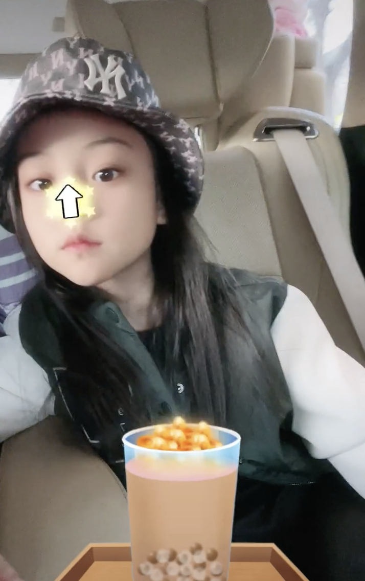 李小璐曬與女兒同框，甜馨戴漁夫帽文靜淑女，越來越有女神範兒