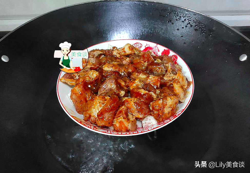 蒸排骨時，別傻傻先焯水，大廚教你這一招，排骨嫩滑多汁，特鮮美