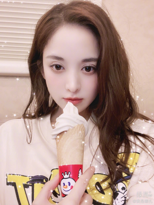 28岁娜扎穿紧身衣秀好身材，手臂细得像竹竿，发际线后移拖后腿