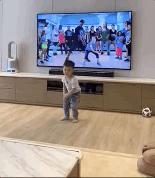 胡杏兒老公曬長子變魔術，奕霆戲精上身超愛演，大眼睛靈動顏值高