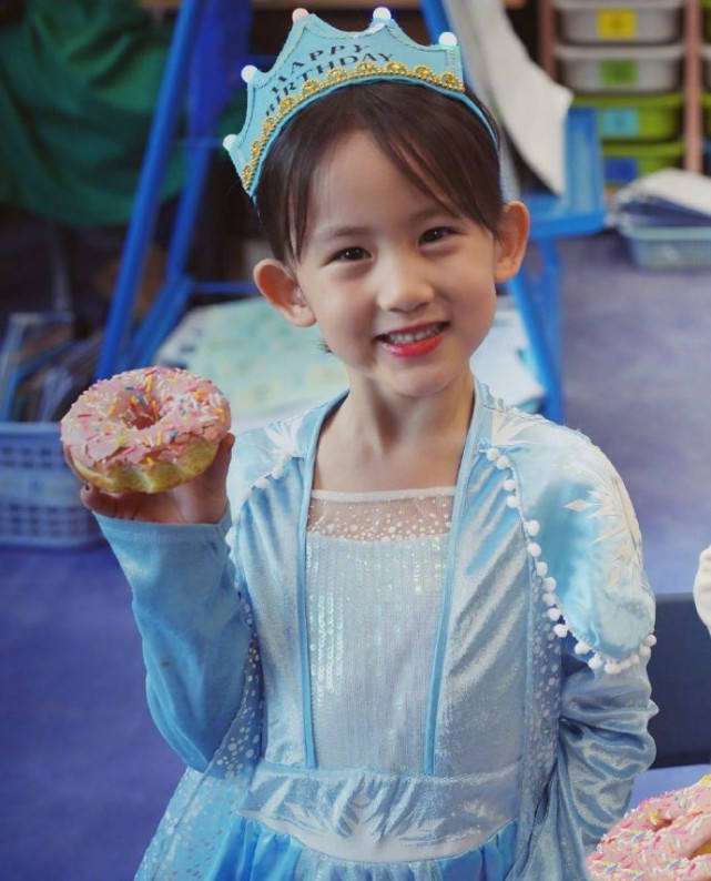 黃磊孫莉曬照為二女兒慶生，7歲多妹穿公主裙扎小辮，越來越漂亮