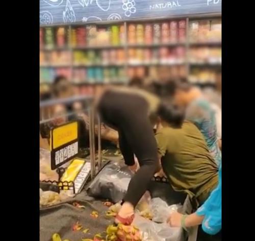 货架|爬上超市货架哄抢 网友直呼这位大妈你上考虑过你脚下火龙果吗？