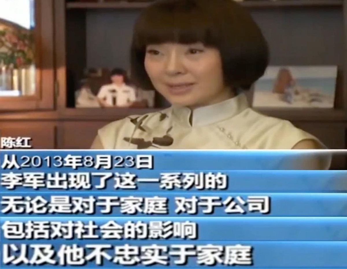 52岁歌手陈红商演捞金，小腿粗壮略发福，被指凭