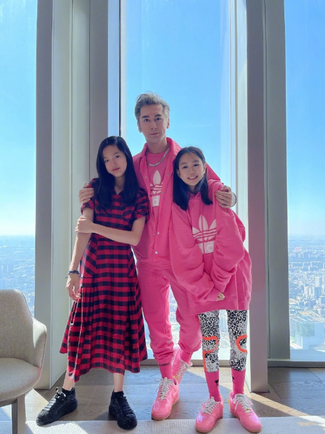 張倫碩花錢買二女兒秘密惹哭對方，曬與妻女合照秀幸福被喊話道歉