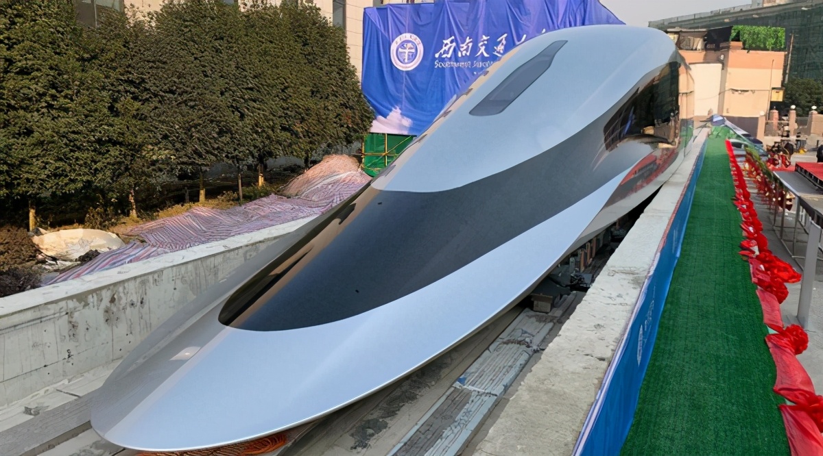 全球最快！中國首條高溫超導磁懸浮列車下線，一只手就能推走