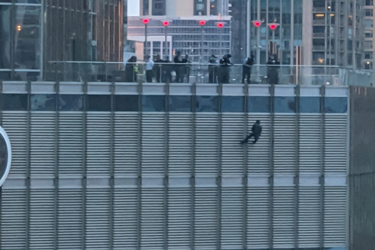 亚洲男子悬吊在特朗普大厦上，要求与特朗普通话，威胁要割断绳索