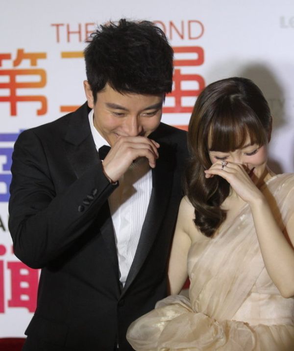 看他人求婚贾乃亮掩面流泪，热恋时的他也鼓起