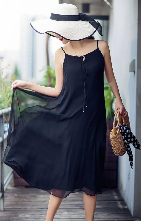 何超莲和窦骁走机场，穿条裙子就很显魅力，一