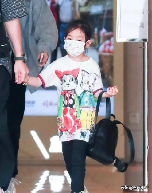 戚薇李承铉带女儿出街，5岁Lucky红发太抢镜，比