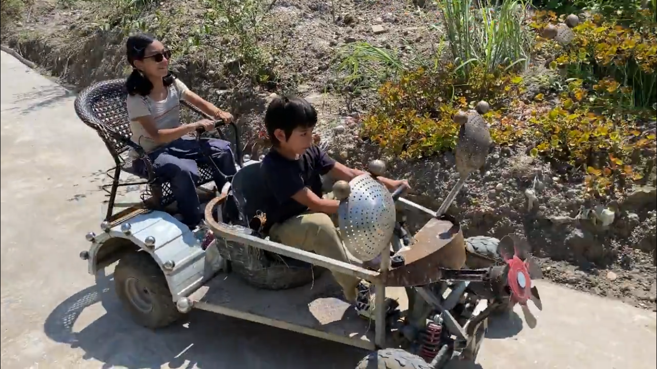 刘烨一双儿女出游，诺一开车载妹妹超拉风，10岁诺一晒黑太像爸爸