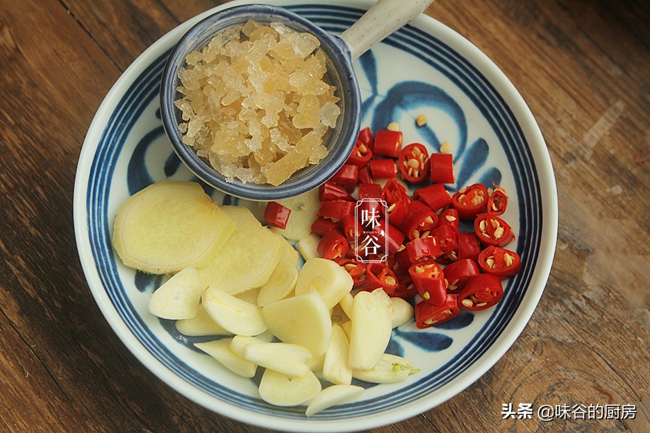 Mom has used the recipe of pickled radish for 20 years. It can be eaten on the same day. It is hot and sour and crispy.