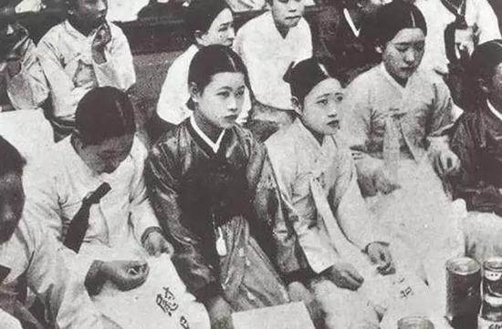 慰安所設(shè)“快樂房”，里面全是15歲以下慰安婦，這些日軍才可進(jìn)入