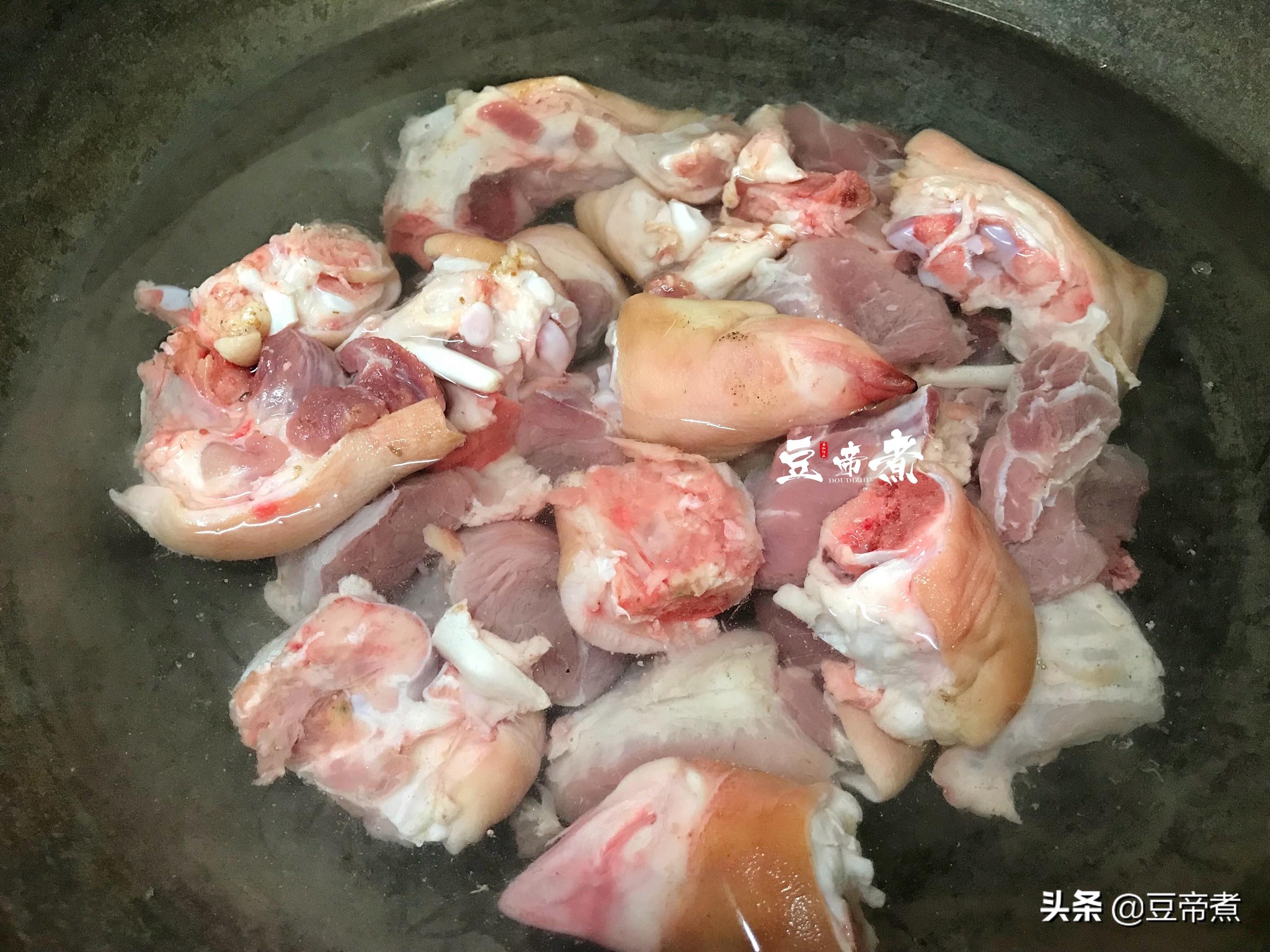 “毛豬”價格跌破10塊錢，趁著豬肉降價，鹵點豬腳解解饞，真香