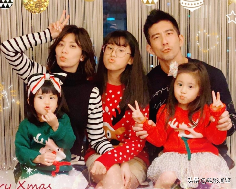 咘咘波妞穿姐妹装，近照放大三倍，这“葡萄眼”也太抢镜了吧