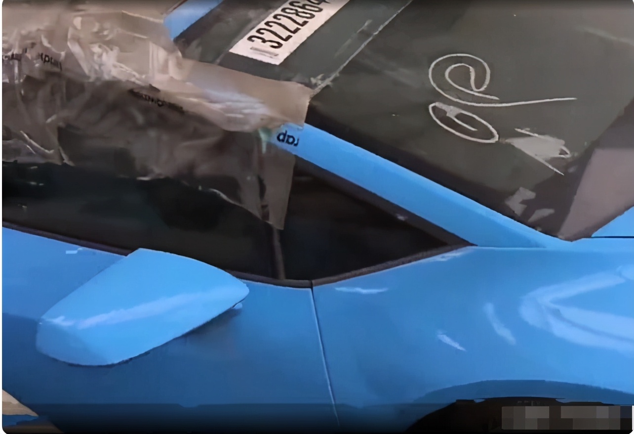 偶遇迪拜豪车“坟场”，劳斯莱斯卖2万，保时捷才8000