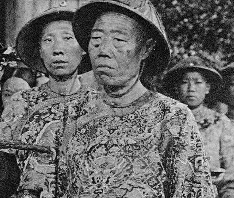 北京发现李莲英墓穴，报废3把铁锤打开，开棺后