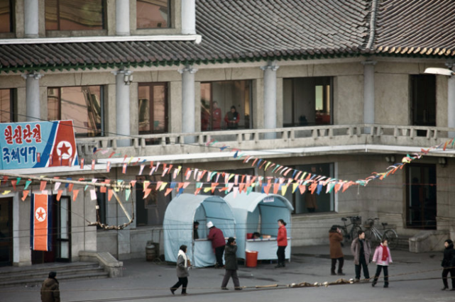 走进朝鲜，在小区门口摆地摊的朝鲜大妈们