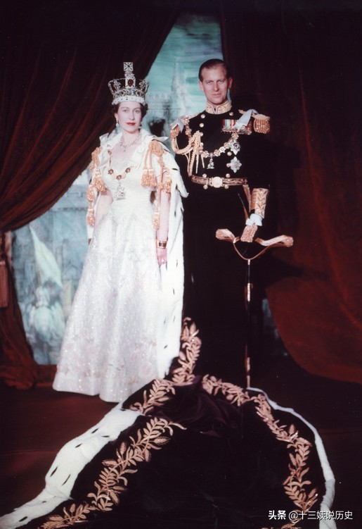 伊丽莎白二世加冕礼：女王吐槽王冠太重，连丈夫也要跪地宣誓效忠
