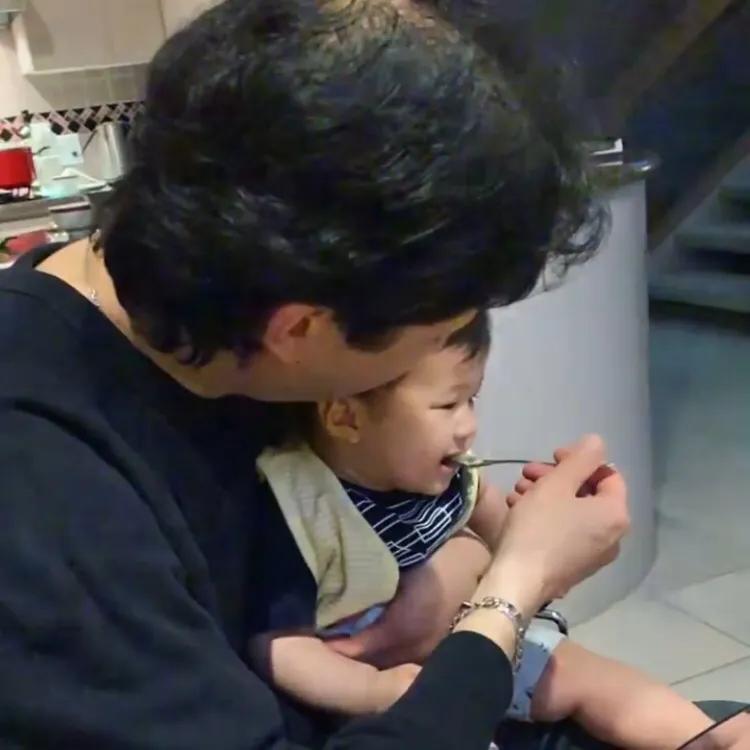 钟嘉欣一双子女陪爸爸过父亲节，画面温馨有爱，4岁女儿愈发漂亮