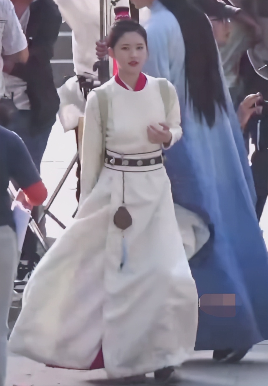 大热小花路透：鞠婧祎造型出彩但粉底厚，赵露思红绿搭配好霸气