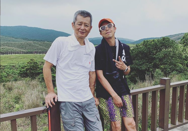 黄鸿升七年收入交爸爸管理，在身上互纹对方头像显父子情深