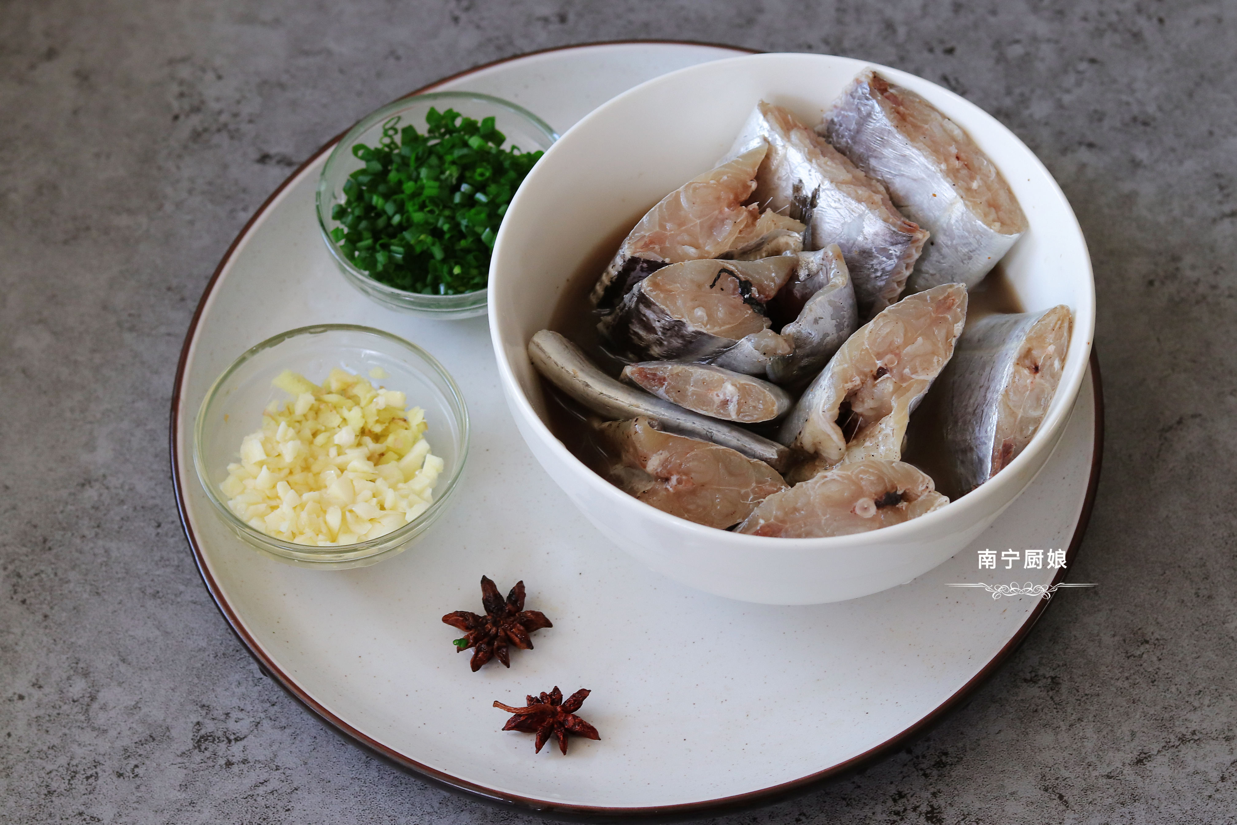 煎带鱼时，下锅前多做这一步很重要，煎出来不破皮，入味还没腥味