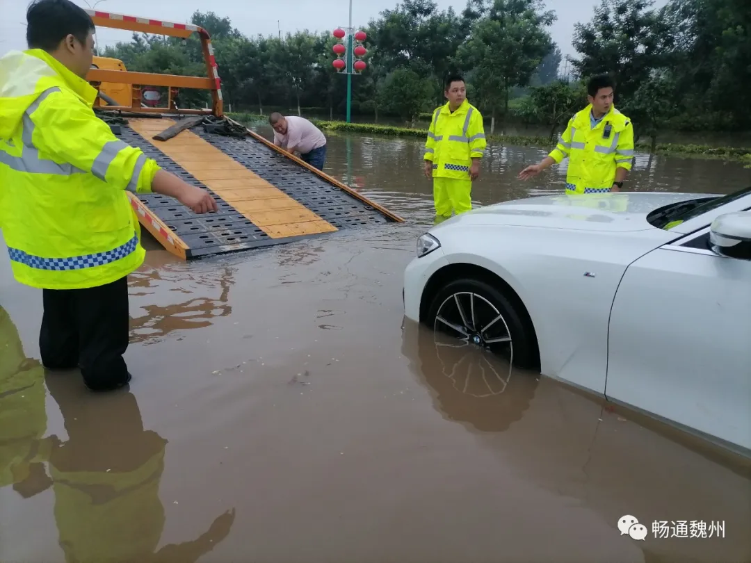 邯郸魏县：暴雨过后积水致车辆抛锚，执勤民警挽起裤腿趟水推车