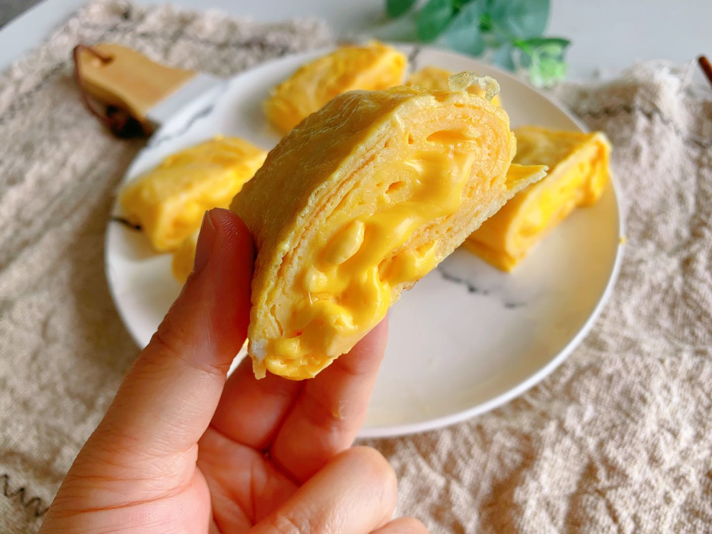 4個雞蛋，半杯牛奶，教你做奶香濃郁，一口就爆漿厚蛋燒