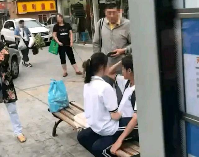 初中生当街做不雅动作大叔看不惯当众批评网友干得漂亮