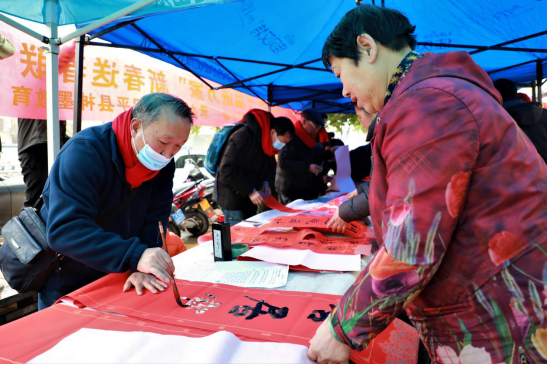 云南省罗平县：送春联 迎新春 暖民心