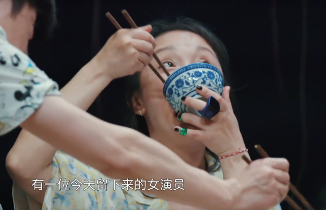 黄磊帮周迅整理衣服，谁看到张子枫的表情，一