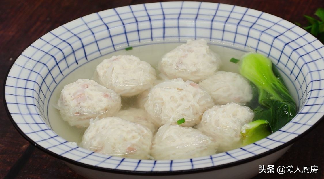 雞脯肉做丸子吃著太柴，加點白蘿蔔和它，丸子軟嫩，下鍋不容易散
