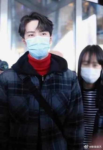 央视|王一博现身央视春晚联排！格子大衣搭配红毛衣 男神又帅出新高度