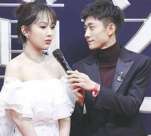 肖战张一山负责提裙子，李现帮忙领奖杯，杨紫的异性缘真是太好了