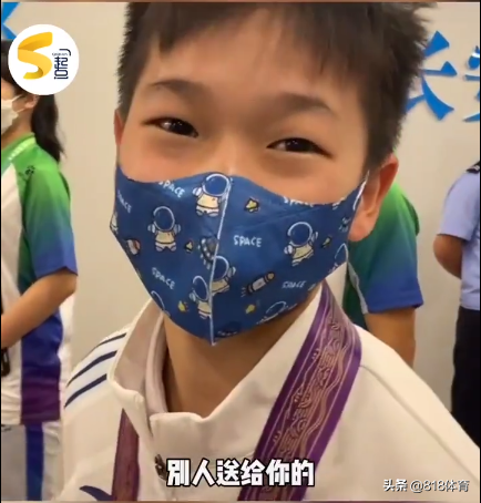 团宠!全红婵戴儿童口罩超萌,记者问:哪个小朋友送的?红姐:我师姐