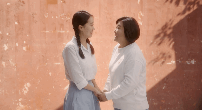 BUG|《你好，李焕英》的伦理BUG 不争气的贾晓玲凭什么要换掉自己的爸爸？