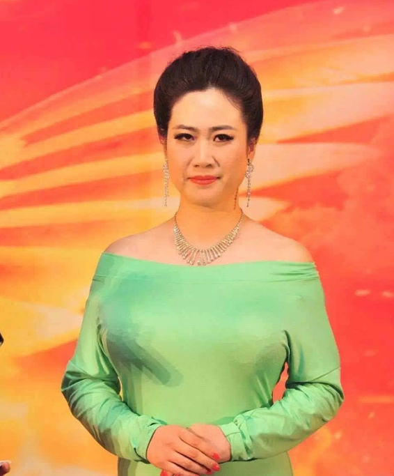 还记得“芙蓉姐姐”吗？迎着嘲笑与骂名，她华