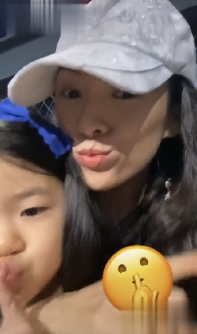 章子怡抱女儿探班汪峰，见证对方高光时刻，毫不掩饰对丈夫的崇拜