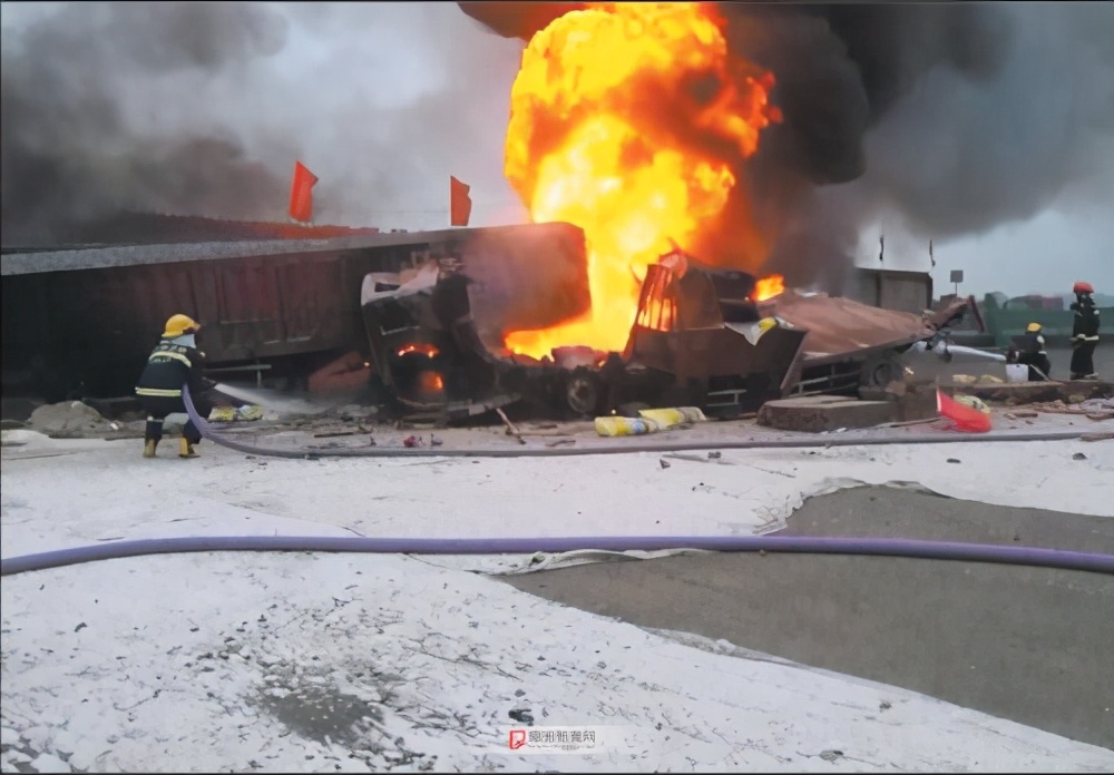 美军基地突然燃起熊熊大火！7000民众流离失所，