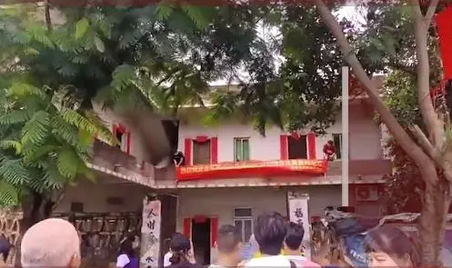 全红婵家被趴墙头直播，妈妈哭了：现在才知道家里有这么多亲戚