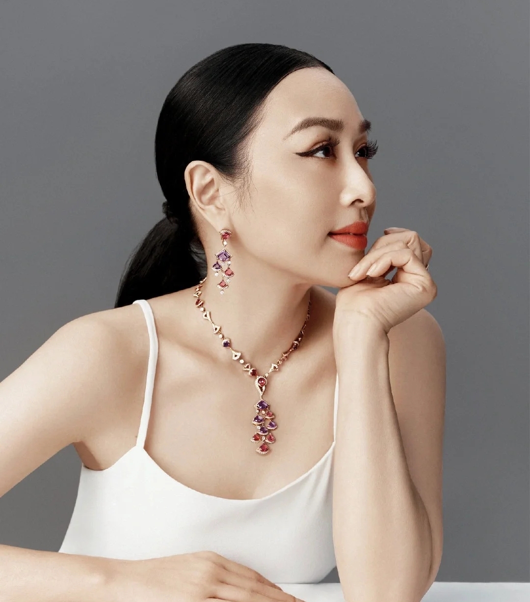 钟丽缇携女儿拍写真，姐妹俩越来越像双胞胎，母女三人似闺蜜