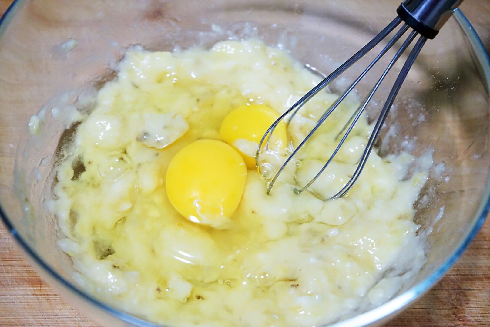 不放黄油的香蕉磅蛋糕，口感松软热量低，做法简单又省心，美味