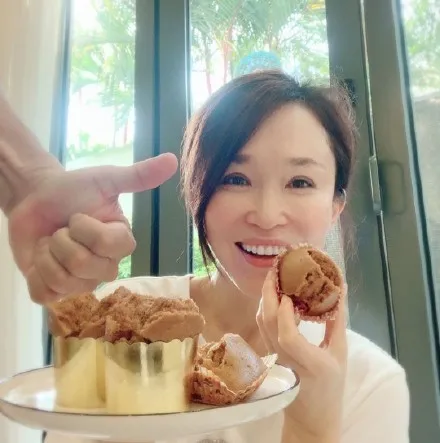 结婚11年恩爱如初，49岁范文芳和48岁李铭顺令人