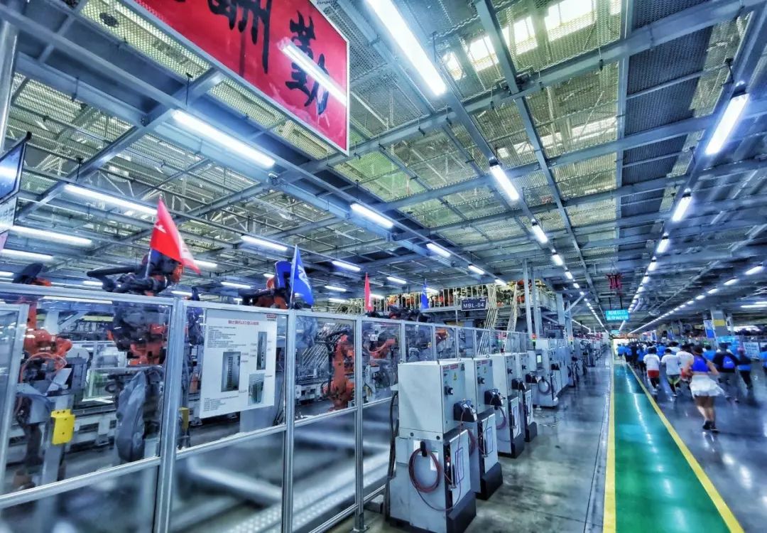 为了炫耀长城的技术实力，魏建军带5000人进工厂跑马拉松