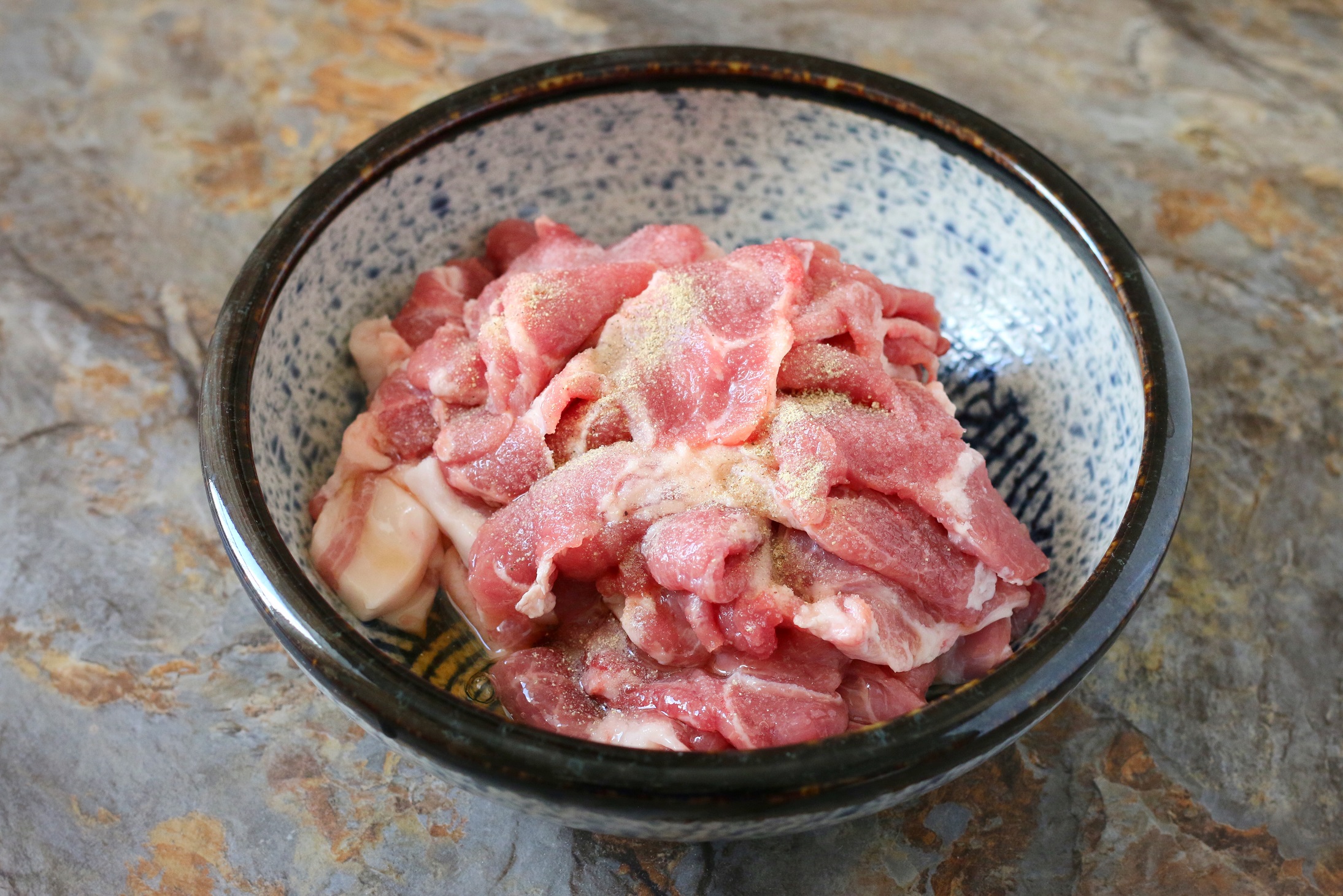 給豬肉換個做法，既香又酥，拿著吃煮湯吃都香，做一次吃好久