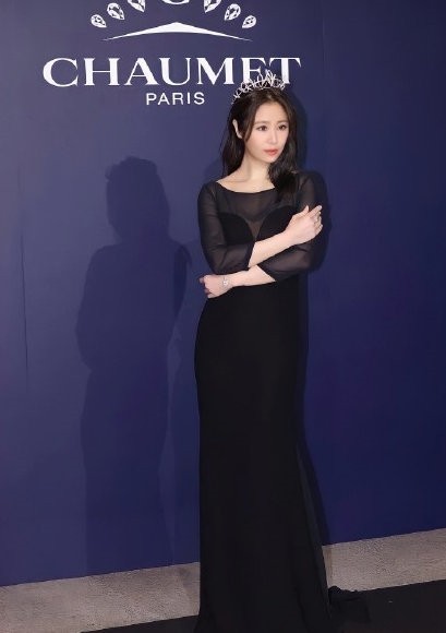 林心如终于复工，穿小黑裙出镜真时尚，全程捧腹疑似身怀二胎