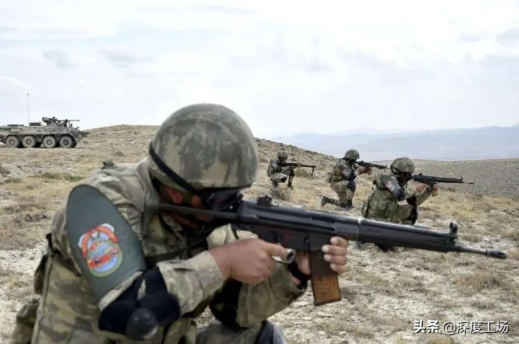 挖战壕还是挖坟墓？亚美尼亚军队躲进战壕：遭无人机精确排队枪毙