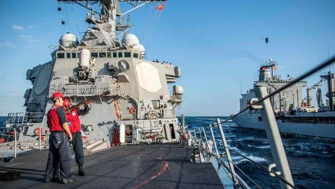 加拿大舰在东海被追逐，油料耗尽美补给舰出现