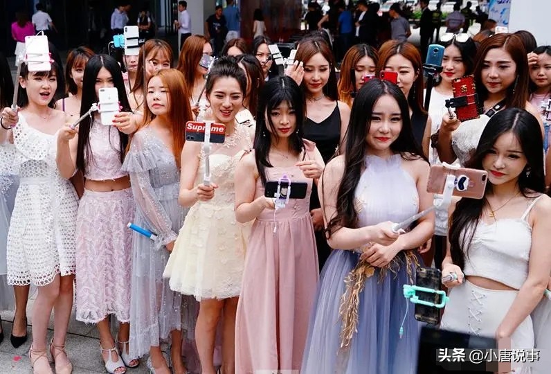 直播间一夜流水几十亿，难道土豪都学屌丝躺床