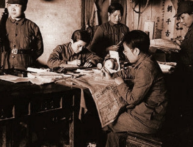 1946年，23岁董健民为保机密，携丈夫和儿子跳入